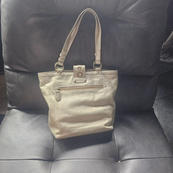 Coach Lily Legacy, Gold Metalic With Turnlock. - Picture 3 of 16